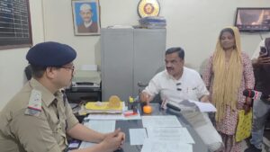 रूद्रपुर । ट्रांजिट कैंप क्षेत्र से संदिग्ध परिस्थितियों में लापता हुई किशोरी का दस दिन बीत जाने के बाद भी कोई सुराग नहीं लगने पर बालिका की बरामदगी की मांग को लेकर पूर्व विधायक राजकुमार ठुकराल ने परिजनों के साथ ट्रांजिट कैंप कोतवाली पहुंचकर कोतवाल से मुलाकात की