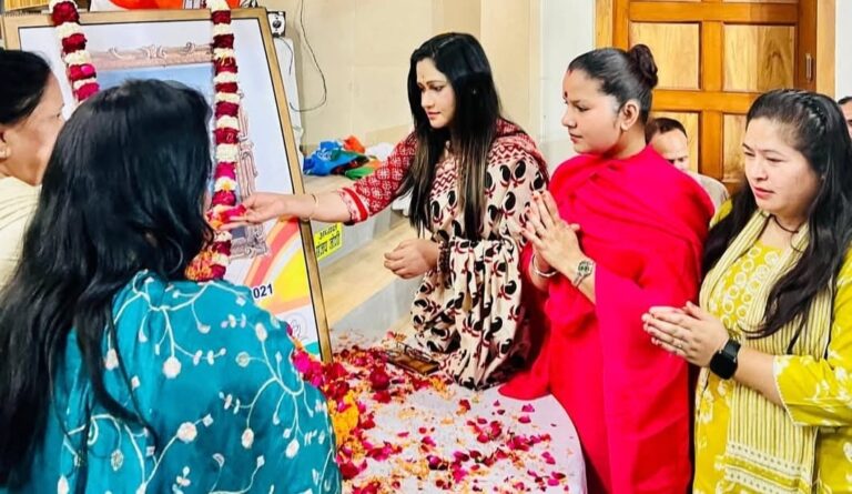 काशीपुर महिला कांग्रेस अध्यक्ष पूजा सिंह ने इंदिरा हृदयेश के जनसेवा, संघर्ष और समर्पण से जुड़े जीवन को प्रेरणास्रोत बताया