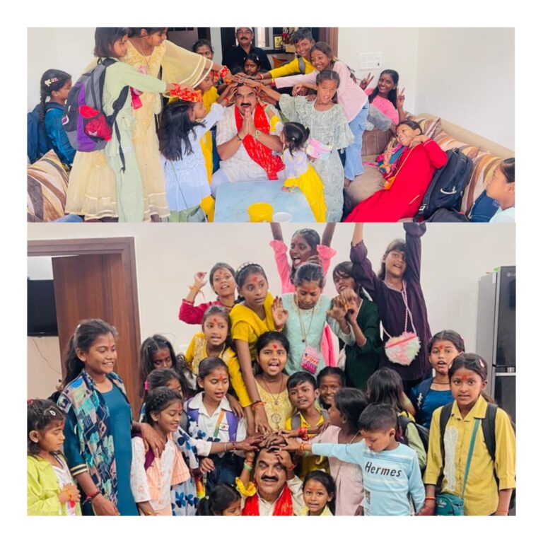 रूद्रपुर । चैत्र नवरात्र की पावन अष्टमी के अवसर पर पूर्व विधायक राजकुमार ठुकराल ने अपने निवास स्थान पर श्रद्धा और भक्ति भाव के साथ कन्या पूजन किया