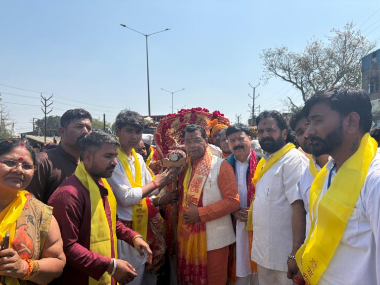 धूम धाम से निकला माँ अटरिया का डोला, विधायक शिव अरोरा हुए शामिल