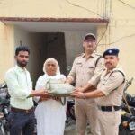 पीड़ित को ढूंढकर वापस लौटाया खोया पर्स, अपना सामान वापस पाकर चेहरे पर आई मुस्कान ओर जताया पुलिस टीम का आभार