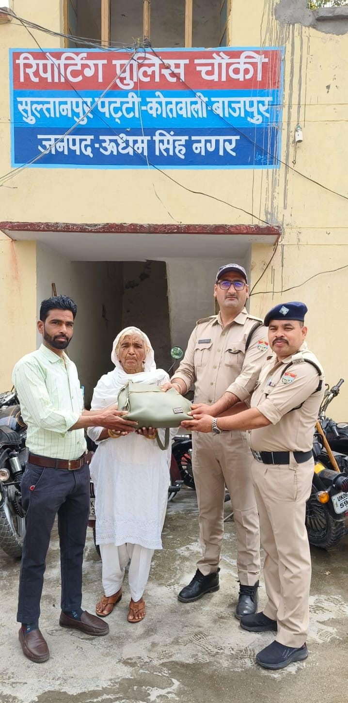 पीड़ित को ढूंढकर वापस लौटाया खोया पर्स, अपना सामान वापस पाकर चेहरे पर आई मुस्कान ओर जताया पुलिस टीम का आभार