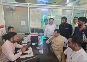 विधायक शिव अरोरा एक बार फिर पहुँचे दुआ एजेंसी लगातार मिल रही शिकायत पर चढ़ा पारा, एजेंसी का लाइसेंस रद्द कर मुकदमे के दिए निर्देश