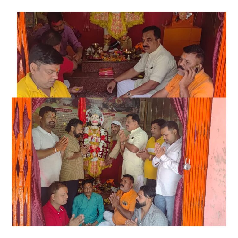 पूर्व विधायक ठुकराल ने हनुमान जयंती पर चढ़ाया चोला रुद्रपुर। हनुमान जयंती के पावन अवसर पर क्षेत्र में भक्ति और उत्साह का माहौल रहा। इस उपलक्ष्य में पूर्व विधायक एवं वरिष्ठ कांग्रेस नेता राजकुमार ठुकराल ने अपने समर्थकों के साथ भूत बंगला स्थित श्री हनुमान मंदिर में मत्था टेका। ठुकराल ने विधिवत पूजा-अर्चना कर बालाजी महाराज को चोला अर्पित किया और क्षेत्रवासियों की सुख, शांति एवं समृद्धि के लिए प्रार्थना की।