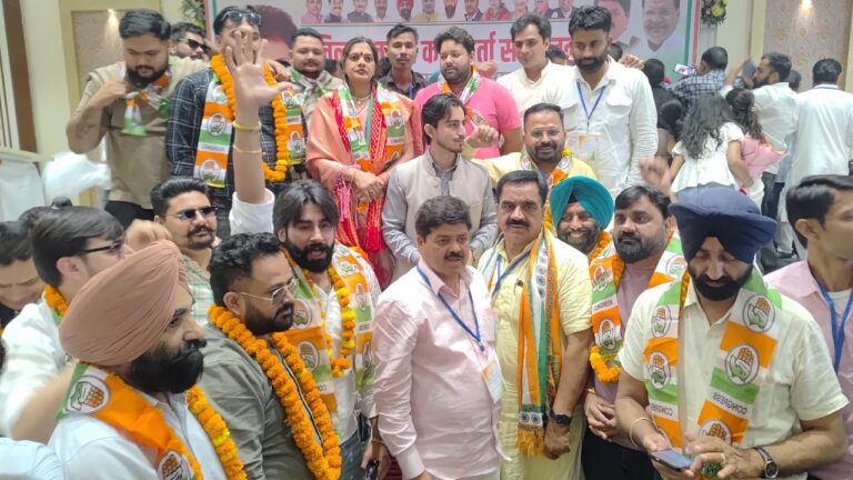 रूद्रपुर । भूरारानी स्थित नजारा बैंकट हॉल में आयोजित कांग्रेस कार्यकर्ता सम्मेलन के दौरान युवा समाजसेवी संजय ठुकराल सहित दर्जनों युवाओं ने कांग्रेस की सदस्यता ग्रहण की