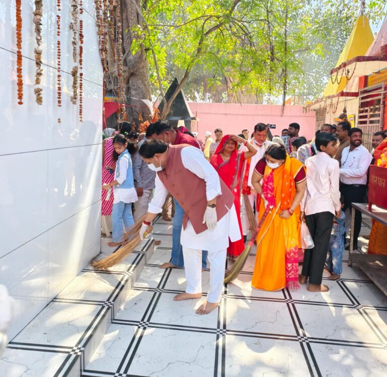 अटरिया मंदिर परिसर में चला विशेष सफाई अभियान  महापौर ने किया स्वच्छता को लेकर जागरूकता का आहवान