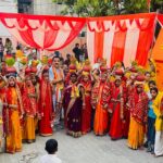 रुद्रपुर । रम्पुरा वार्ड संख्या 23 स्थित कटोरी मंदिर से शुक्रवार को भव्य कलश यात्रा धूमधाम के साथ निकाली गई। इस धार्मिक आयोजन में बड़ी संख्या में क्षेत्रीय महिलाओं और श्रद्धालुओं ने पीले वस्त्र धारण कर सिर पर मंगल कलश रखकर क्षेत्र की सुख-समृद्धि की कामना की