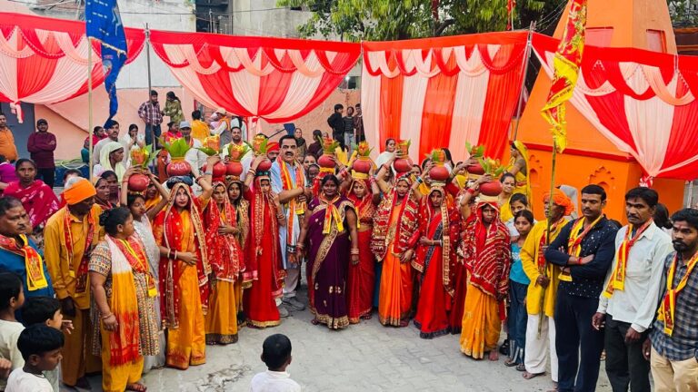 रुद्रपुर । रम्पुरा वार्ड संख्या 23 स्थित कटोरी मंदिर से शुक्रवार को भव्य कलश यात्रा धूमधाम के साथ निकाली गई। इस धार्मिक आयोजन में बड़ी संख्या में क्षेत्रीय महिलाओं और श्रद्धालुओं ने पीले वस्त्र धारण कर सिर पर मंगल कलश रखकर क्षेत्र की सुख-समृद्धि की कामना की