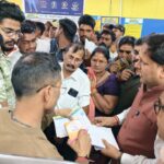 महापौर ने बोरा गैस एजेंसी का औचक निरीक्षण कर व्यवस्थायें देखी  अव्यवस्थाओं पर जताई नाराजगी प्रबंधक को दी दो दिन की मोहलत