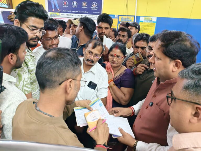 महापौर ने बोरा गैस एजेंसी का औचक निरीक्षण कर व्यवस्थायें देखी  अव्यवस्थाओं पर जताई नाराजगी प्रबंधक को दी दो दिन की मोहलत