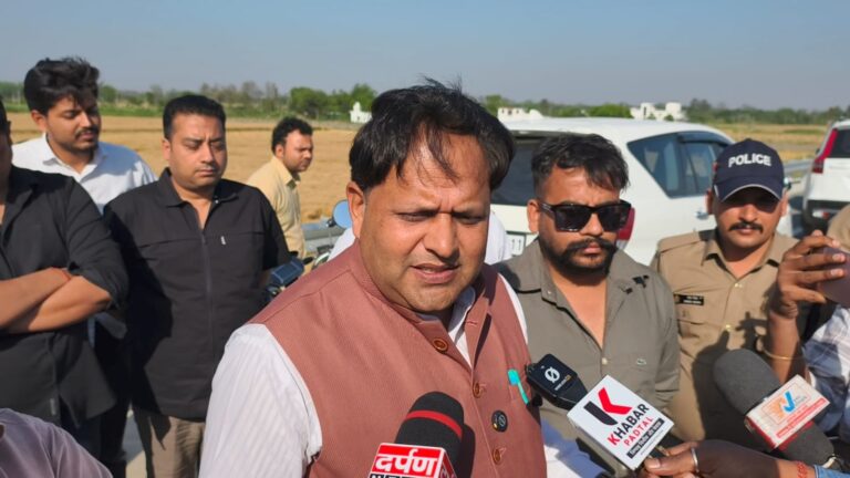 महापौर ने रिंग रोड का निरीक्षण कर खोली झूठे आरोपों की पोल  विपक्ष के आरोपों को बताया ‘झूठ का पुलिंदा’  मदारी और डमरू वाले तंज के साथ महापौर का पूर्व विधायक पर हमला