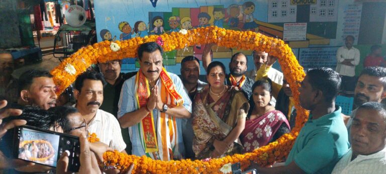 रूद्रपुर । पूर्व विधायक राजकुमार ठुकराल के कांग्रेस में शामिल होने के बाद संजय नगर पहुंचने पर कांग्रेस कार्यकर्ताओं ने उनका जोरदार स्वागत किया।