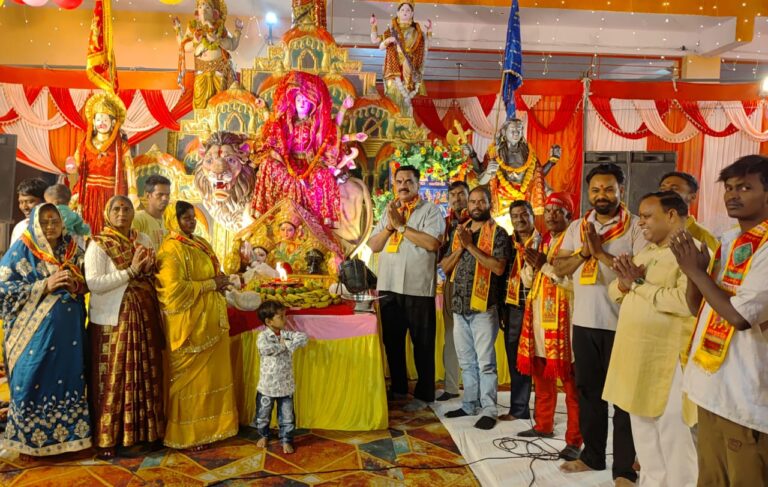 रूद्रपुर। रम्पुरा स्थित कटोरी मंदिर में मां भगवती के विशाल जागरण का आयोजन किया गया। कार्यक्रम का शुभारंभ पूर्व विधायक राजकुमार ठुकराल ने मुख्य ज्योति प्रज्वलित करके किया