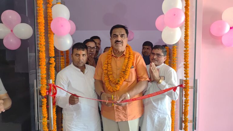 रुद्रपुर । पूर्व विधायक एवं कांग्रेस नेता राजकुमार ठुकराल ने रिंग रोड बाईपास पर स्थित नवीन प्रतिष्ठान केएच फ्राईट कैरियर का पूजा अर्चना के साथ रिबन काटकर विधिवत उद्घाटन किया