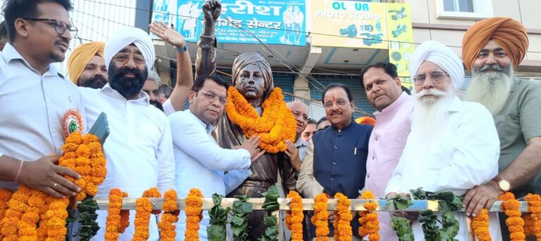 सांसद अजय भट्ट,विधायक शिव अरोरा, महापौर विकास शर्मा ने किया शहीद भगत सिंह की आदमकद कास्य प्रतिमा का अनावरण भट्ट बोले महापुरुषों का सम्मान हमारी प्राथमिकता विधायक बोले मेरा द्वारा लिया गये संकल्प को किया गया पुरा, 20 साल बाद बदली भगत सिंह चौक की बदली तस्वीर