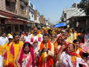 ट्रांजिष्ट कैम्प राधा गोविन्द मन्दिर मे कल से प्रारम्भ होने वाले सार्वजनिक श्री श्री अखण्ड महानाम सकीर्तन से पूर्व आयोजित कलश यात्रा मे शामिल हुऐ रुद्रपुर विधायक शिव अरोरा