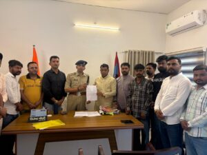 एसपी क्राइम से मिले विधायक शिव अरोरा पहचान छुपाकर व्यापार करने वालों के खिलाफ चेकिंग अभियान चालने की रखी मांग! विधायक बोले लेंड जिहाद, लव जिहाद के बाद रुद्रपुर मे बिरयानी जिहाद को किसी सूरत मे नहीं किया जायेगा बर्दाश्त, हिन्दुओ की भवनाओं के साथ खिलाफ रुद्रपुर मे नहीं चलेगा