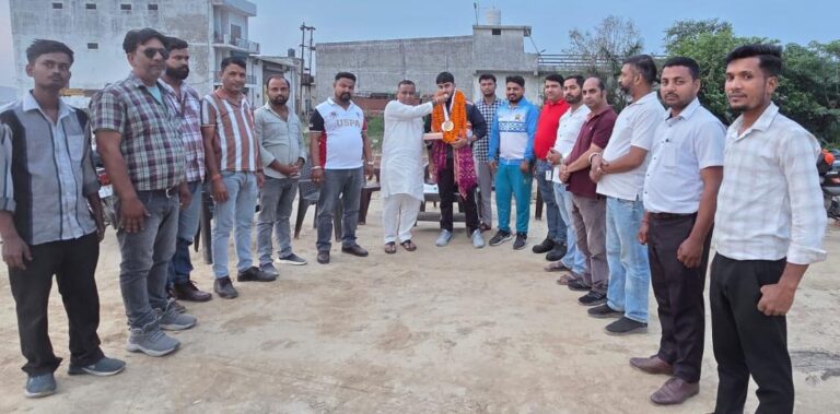 विषय : जिला जु-जित्सू एसोसिएशन के अध्यक्ष भारत भूषण चुघ सहित अनेकों युवाओ ने “भारत माता की जय” के नारों के साथ स्वर्ण पदक विजेता जू-जित्सु खिलाड़ी क्षितिज सिंह को किया सम्मानित