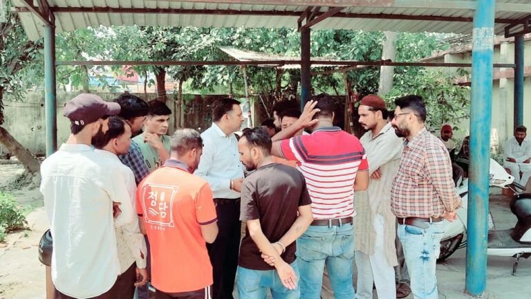 रूद्रपुर पोस्टमार्टम हाउस पहुंचे 6 शव, पीड़ित परिवारो से गाबा नें जतायी संवेदनायें, मुआवजे की करी मांग