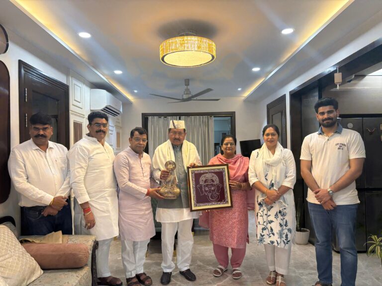 कैबिनेट मंत्री भरत सिंह चौधरी पहुंचे रुद्रपुर विधायक आवास! विधायक शिव अरोरा ने पार्टी कार्यकर्त्ताओ व परिवार संग किया मंत्री भरत सिंह चौधरी का जोरदार स्वागत