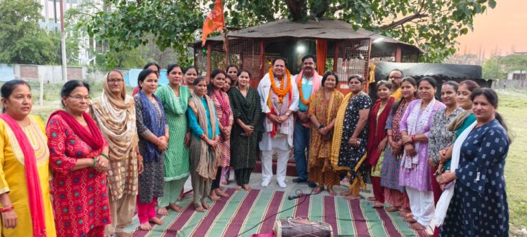 रूद्रपुर। वार्ड नंबर 40 स्थित कलेक्ट्रेट परिसर में स्थानीय नागरिकों की आस्था और धार्मिक भावनाओं का सम्मान करते हुए मंदिर निर्माण कार्य का शुभारंभ किया गया है