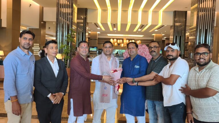 रुद्रपुर आगमन पर उत्तराखंड सरकार में कैबिनेट शहरी विकास मंत्री माननीय  राम सिंह खेड़ा जी का हार्दिक स्वागत अभिनंदन किया ।।  01 कार्यक्रम , रुद्रा वेंडिग जॉन का निरीक्षण 02 कार्यक्रम , टनचिंग ग्राउंड किच्छा रोड , पौधा लगाने 03 कार्यक्रम , त्रिशूल चौक निरक्षण 04 कार्यक्रम , नगर निगम कार्यालय में शिलान्यास एवं समीक्षा बैठक