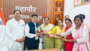 प्रभारी मंत्री प्रदीप बत्रा का नगर निगम में जोरदार स्वागत महापौर के साथ शहर के विकास को लेकर हुई चर्चा  महापौर ने प्रभारी मंत्री को सौंपा 25 करोड़ का प्रस्ताव