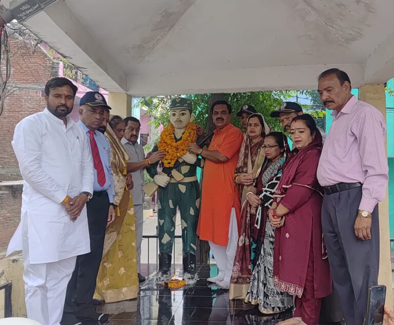 रुद्रपुर । असम राइफल पूर्वसैनिक कल्याण संघ अखिल भारतीय द्वारा आदर्श कॉलोनी स्थित शहीद राम कुमार आर्या पार्क में शहीद राइफलमैन राम कुमार आर्या की पुण्यतिथि पर शहीदी दिवस श्रद्धा और सम्मान के साथ मनाया गया।