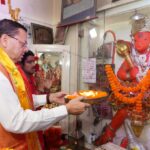 मुख्यमंत्री श्री पुष्कर सिंह धामी ने मंगलवार को चकराता रोड़ स्थित, प्राचीन श्री हनुमान मंदिर में विधिवत पूजा-अर्चना की। इस अवसर पर उन्होंने भगवान बजरंगबली से प्रदेशवासियों के सुख, शांति, समृद्धि एवं खुशहाली की कामना करते हुए प्रदेश की उन्नति, विकास और जनकल्याण की कामना की।
