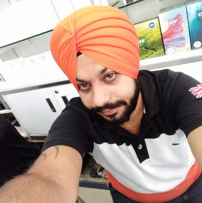 ग्राम धौलपुर के पास नेशनल हाइवे 74 पर घुमंतु गोवंश से टकराने के बाद हाईवे पर गिरे युवक को गुजरते ट्रक ने भी रौंदा।     मृतक नौजवान का नाम अलखदेवा निवासी युवक पिंदर मक्कड़