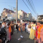पश्चिम बंगाल में मुख्यमंत्री शुभेंदु अधिकारी के नेतृत्व वाली भाजपा की सरकार बनने पर मुखर्जी नगर में विधायक शिव अरोड़ा ने कार्यकर्ताओं संग झालमुड़ी बाटकर खुशी का इजहार किया