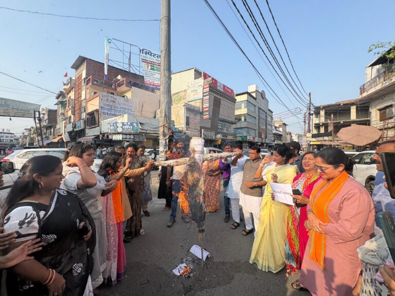 पश्चिम बंगाल में मुख्यमंत्री शुभेंदु अधिकारी के नेतृत्व वाली भाजपा की सरकार बनने पर मुखर्जी नगर में विधायक शिव अरोड़ा ने कार्यकर्ताओं संग झालमुड़ी बाटकर खुशी का इजहार किया