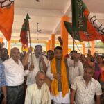 पश्चिम बंगाल में मुख्यमंत्री शुभेंदु अधिकारी के नेतृत्व वाली भाजपा की सरकार बनने पर मुखर्जी नगर में विधायक शिव अरोड़ा ने कार्यकर्ताओं संग झालमुड़ी बाटकर खुशी का इजहार किया