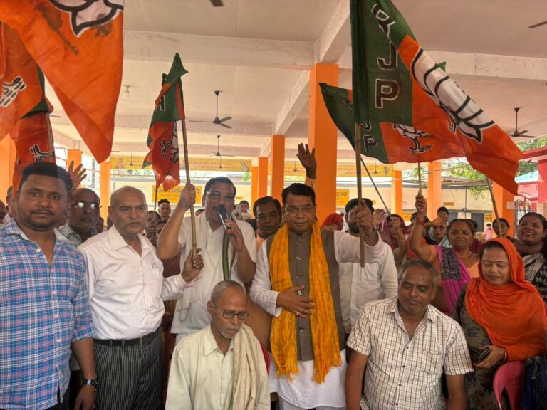 पश्चिम बंगाल में मुख्यमंत्री शुभेंदु अधिकारी के नेतृत्व वाली भाजपा की सरकार बनने पर मुखर्जी नगर में विधायक शिव अरोड़ा ने कार्यकर्ताओं संग झालमुड़ी बाटकर खुशी का इजहार किया