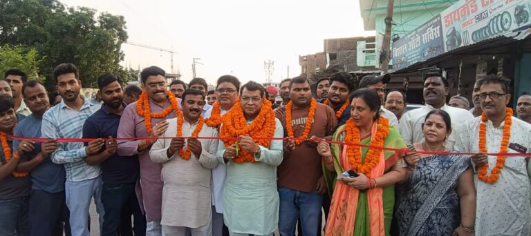 करोड़ की लागत से बने ट्रांजिष्ट कैम्प मुख्य मार्ग झील -चामुंडा मन्दिर सीसी सड़क का विधायक शिव अरोरा ने फीता काटकर किया लोकार्पण विधायक अरोरा बोले झूठे वादे नहीं ईमानदारी से किये गये प्रयास धरातल पर नजर आते है 15 वर्षो से बदहाल पढ़ी सड़क की विधायक ने की कायाकल्प