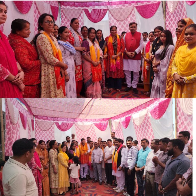 रुद्रपुर। मातृ दिवस के अवसर पर भारतीय जनता पार्टी महिला मोर्चा ग्रामीण मंडल द्वारा बालाजीपुरम कॉलोनी फूलसूंगा में आयोजित सम्मान समारोह में पूर्व विधायक राजेश शुक्ला ने समाजसेवा एवं विभिन्न क्षेत्रों में उत्कृष्ट कार्य करने वाली महिलाओं को सम्मानित किया।