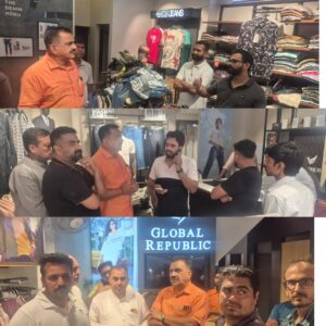 रूद्रपुर। शहर की मटके वाली गली स्थित चार प्रतिष्ठित शोरूमों में अज्ञात चोरों ने देर रात धावा बोलकर लाखों रुपये की नगदी और महंगा सामान चोरी कर लिया। चोर निर्माणाधीन भवन के रास्ते छत पर पहुंचे और जीने के दरवाजे तोड़कर एक के बाद एक चार शोरूमों में घुसकर वारदात को अंजाम दिया। पूरी घटना दुकानों में लगे सीसीटीवी कैमरों में कैद हो गई है, जिसमें तीन चोर चोरी करते साफ दिखाई दे रहे हैं।