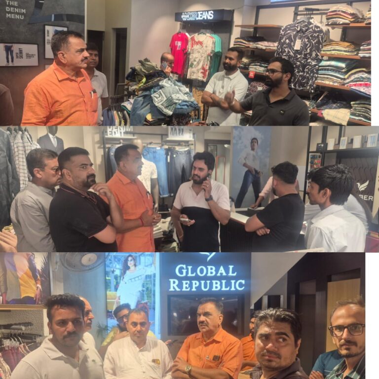 रूद्रपुर। शहर की मटके वाली गली स्थित चार प्रतिष्ठित शोरूमों में अज्ञात चोरों ने देर रात धावा बोलकर लाखों रुपये की नगदी और महंगा सामान चोरी कर लिया। चोर निर्माणाधीन भवन के रास्ते छत पर पहुंचे और जीने के दरवाजे तोड़कर एक के बाद एक चार शोरूमों में घुसकर वारदात को अंजाम दिया। पूरी घटना दुकानों में लगे सीसीटीवी कैमरों में कैद हो गई है, जिसमें तीन चोर चोरी करते साफ दिखाई दे रहे हैं।