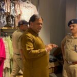 चार शोरूमों में चोरी के बाद महापौर ने किया घटनास्थल का निरीक्षण  जल्द खुलासे के लिए एसएसपी से की वार्ता