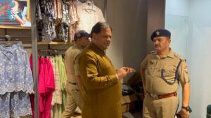 चार शोरूमों में चोरी के बाद महापौर ने किया घटनास्थल का निरीक्षण  जल्द खुलासे के लिए एसएसपी से की वार्ता