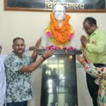 . सुशीला तिवारी जी की पुण्यतिथि के अवसर पर आज डॉ. सुशीला तिवारी चिकित्सालय, हल्द्वानी में उनकी प्रतिमा पर माल्यार्पण कर भावपूर्ण श्रद्धांजलि अर्पित की गई। कार्यक्रम में कांग्रेसजनों, सामाजिक कार्यकर्ताओं एवं क्षेत्र के गणमान्य लोगों ने उपस्थित होकर उन्हें नमन किया तथा उनके योगदान को याद किया।