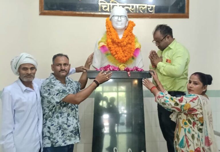 . सुशीला तिवारी जी की पुण्यतिथि के अवसर पर आज डॉ. सुशीला तिवारी चिकित्सालय, हल्द्वानी में उनकी प्रतिमा पर माल्यार्पण कर भावपूर्ण श्रद्धांजलि अर्पित की गई। कार्यक्रम में कांग्रेसजनों, सामाजिक कार्यकर्ताओं एवं क्षेत्र के गणमान्य लोगों ने उपस्थित होकर उन्हें नमन किया तथा उनके योगदान को याद किया।