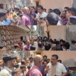 रूद्रपुर । ट्रांजिट कैम्प क्षेत्र के विवेक नगर में स्मार्ट मीटर लगाने पहुंची विद्युत विभाग की टीम को स्थानीय लोगों के भारी विरोध का सामना करना पड़ा। विरोध इतना बढ़ गया कि एसडीओ अनु मदान के नेतृत्व में पहुंची टीम को बिना मीटर लगाए वापस लौटना पड़ा। इस दौरान मौके पर पहुंचे पूर्व विधायक राजकुमार ठुकराल ने भी लोगों के समर्थन में विभागीय अधिकारियों को खरी खोटी सुनाई और स्मार्ट मीटर लगाने की प्रक्रिया पर सवाल उठाए
