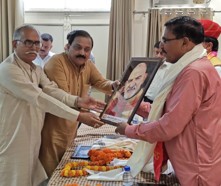 रुद्रपुर स्थित सिटी क्लब में अखिल भारतीय क्षत्रिय महासभा की एक महत्वपूर्ण बैठक का आयोजन किया गया, जिसमें हिंदू रक्षा सेना के राष्ट्रीय अध्यक्ष महामंडलेश्वर स्वामी प्रबोधानन्द जी महाराज मुख्य अतिथि के रूप में शामिल हुए