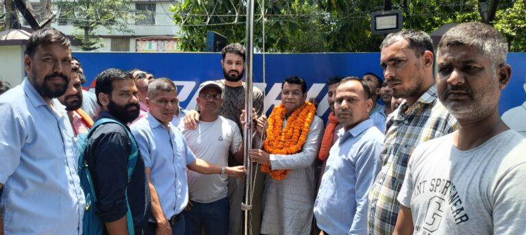 विधायक शिव अरोरा ने स्वयं खड़े होकर टीवीएस श्रीचक्र कम्पनी के बाहर भारतीय मजदूर संघ के झंडे को करवाया स्थापित विधायक बोले श्रमिकों के मान सम्मान व हितो की रक्षा मे हर प्रकार से खड़े है साथ