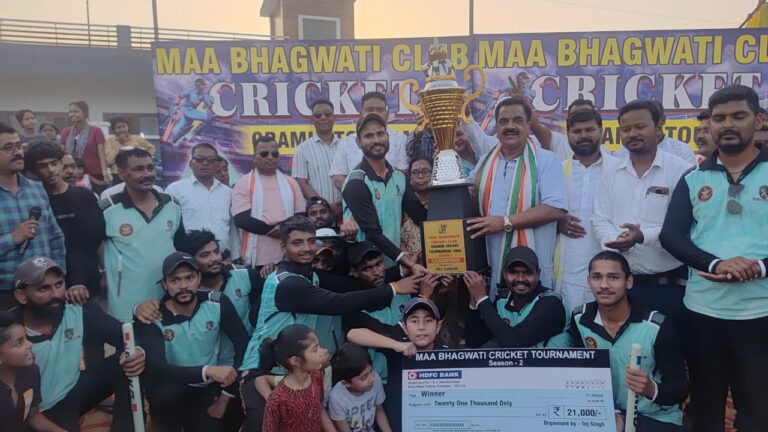 रूद्रपुर। ग्राम खटोला में आयोजित क्रिकेट टूर्नामेंट का पुरस्कार वितरण समारोह के साथ समापन हुआ। टूर्नामेंट के फाइनल मुकाबले में मेजबान खटोला टीम ने जयनगर को 22 रनों से पराजित कर खिताबी जीत हासिल की। मुख्य अतिथि के रूप में पहुंचे पूर्व विधायक राजकुमार ठुकराल ने विजेता और उपविजेता टीमों को ट्रॉफी देकर सम्मानित किया।