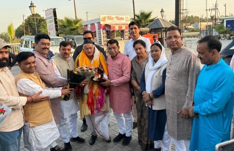 राष्ट्रपति द्वारा पद्मभूषण से सम्मानित होने के बाद रुद्रपुर पहुंचे पूर्व मुख्यमंत्री पूर्व राज्यपाल भगत सिंह कोश्यारी भाजपा कार्यकताओं ने किया जोरदार स्वागत