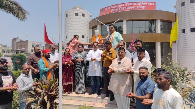 रुद्रपुर । भारत के प्रथम प्रधानमंत्री पंडित जवाहर लाल नेहरू की पुण्य तिथि पर बुधवार को कांग्रेसजनों ने सिटी क्लब पहुंचकर उनकी प्रतिमा पर माल्यार्पण कर भावभीनी श्रद्धांजलि अर्पित की