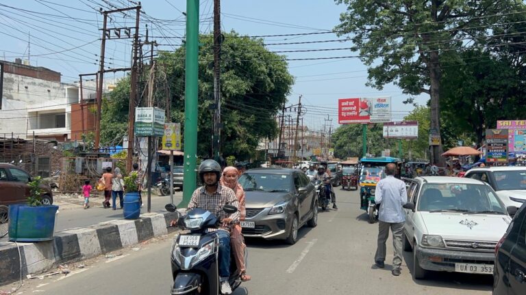 रुद्रपुर। शहर की यातायात व्यवस्था को बेहतर बनाने की दिशा में बहुप्रतीक्षित काशीपुर बाईपास मार्ग के चौड़ीकरण का रास्ता अब पूरी तरह साफ हो गया है। नगर निगम रुद्रपुर ने चौड़ीकरण के लिए अधिग्रहित भूमि को लोक निर्माण विभाग को हस्तांतरित करने के लिए अपनी अनापत्ति (एनओसी) दे दी है।