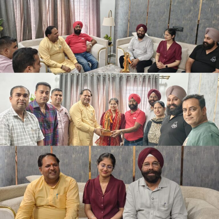 रुद्रपुर। उत्तराखंड लोक सेवा आयोग की पीसीएस परीक्षा में प्रदेश में प्रथम स्थान हासिल कर रुद्रपुर का नाम रोशन करने वाली जसमीत कौर पाहवा को महापौर विकास शर्मा ने उनके आवास पर पहुंचकर सम्मानित किया।